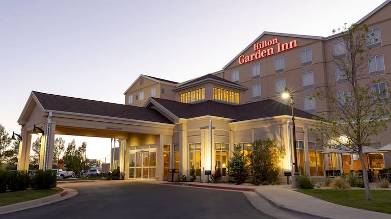 黄昏时分的酒店外观