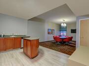 Executive-King Suite Non-Smoking - Wet Bar and Conference Area