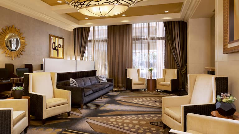 Hilton Grand Vacations Suites on the Las Vegas Strip, hotéis em Nevada - Assentos no lobby com janelas