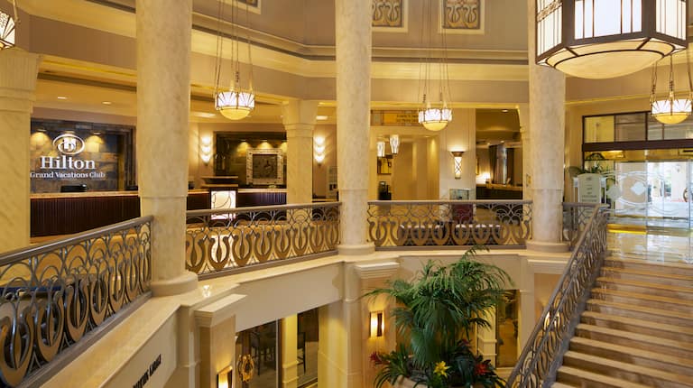 Hilton Grand Vacations Suites on the Las Vegas Strip, hotéis em Nevada - Escadaria do lobby