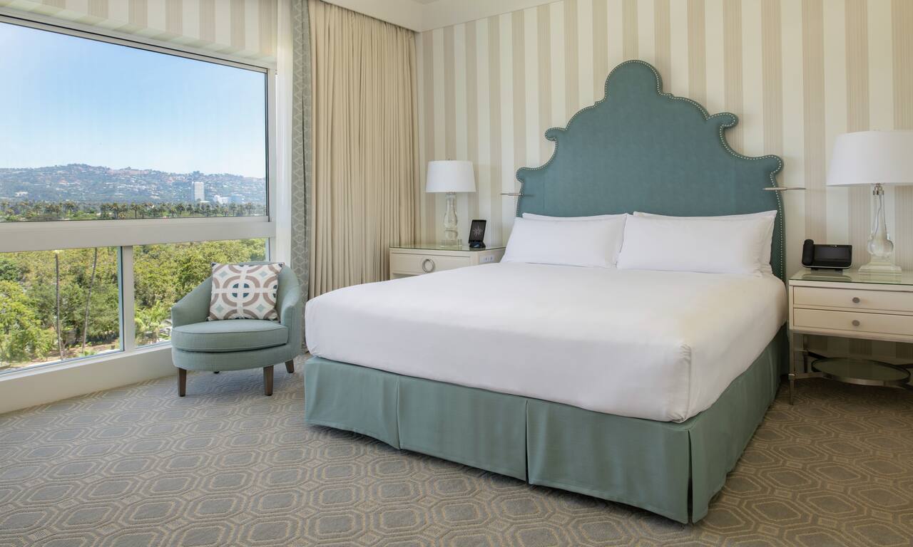 Single King Bed in Premier Guestroom-transition