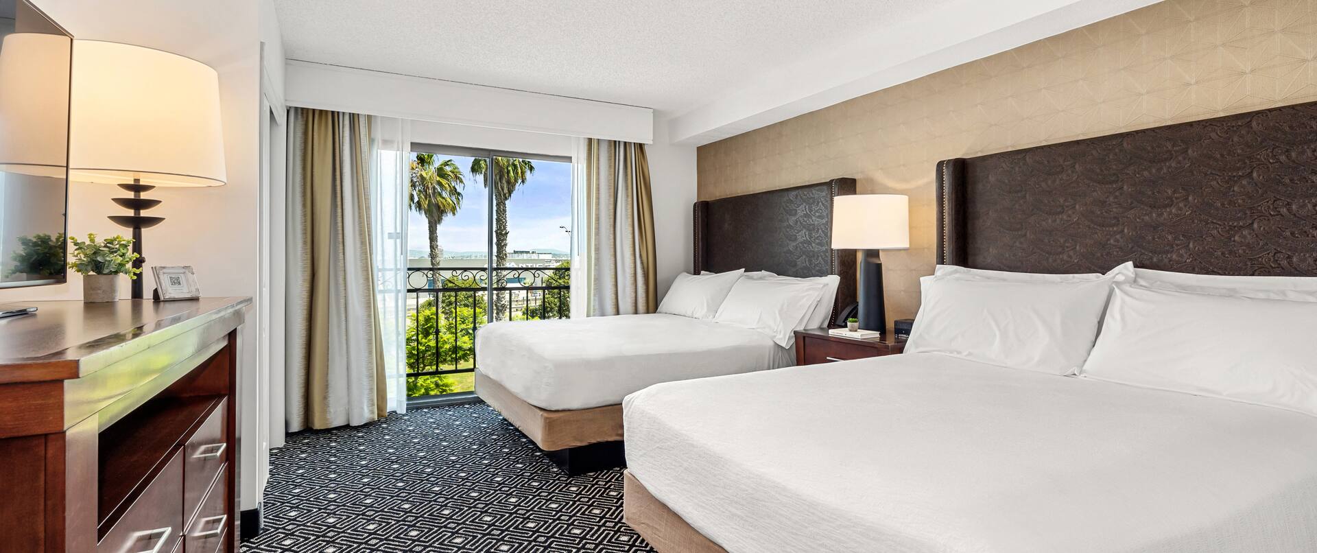 guest suite bedroom, 2 queen beds, window view of the palm trees