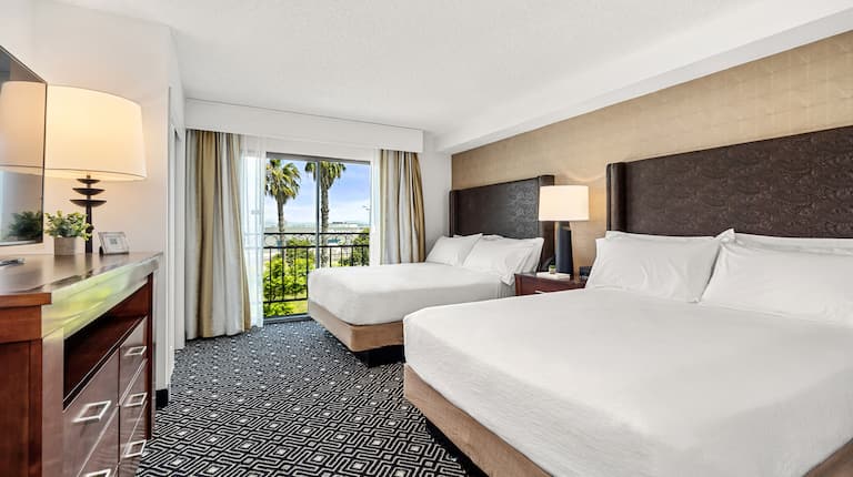 guest suite bedroom, 2 queen beds, window view of the palm trees