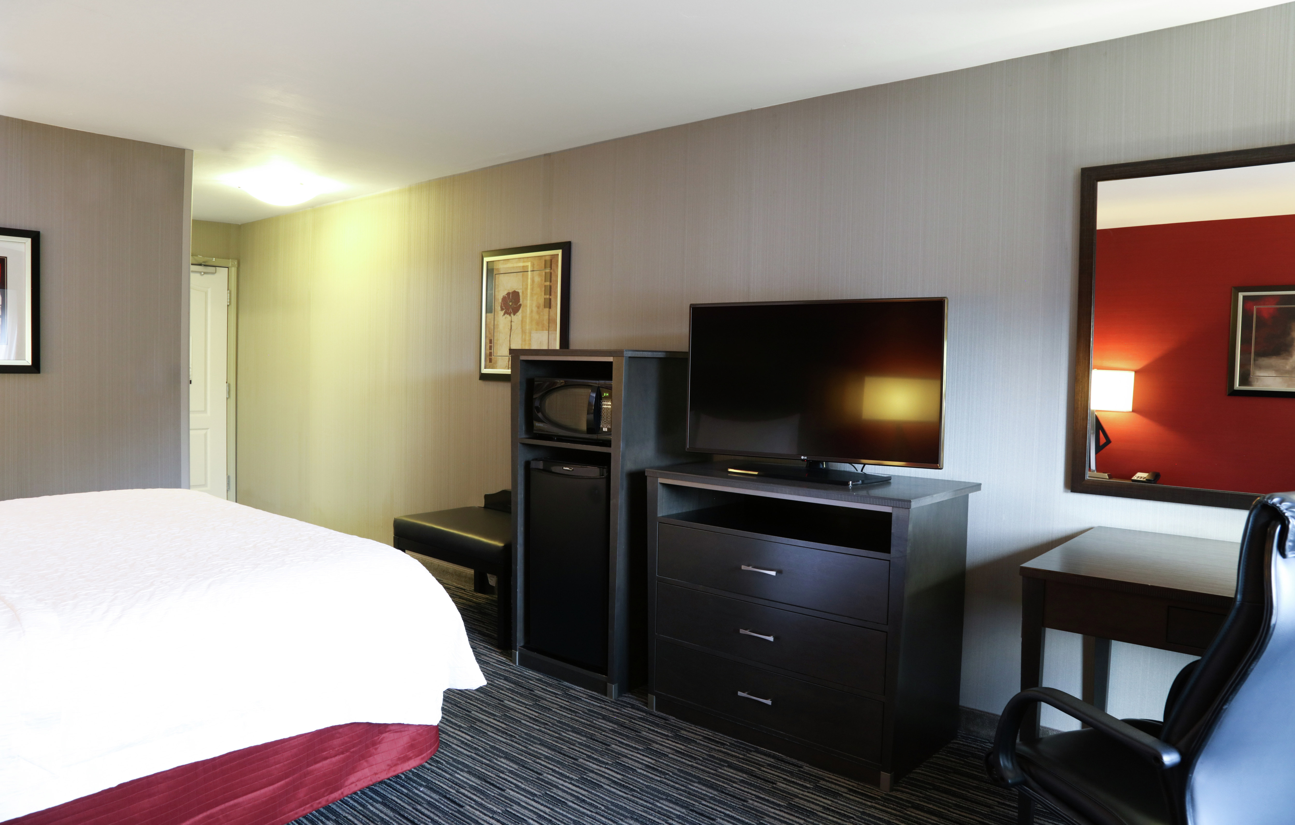 King Guestroom with Bed, Work Desk, and Room Technology