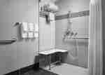 Bagno attrezzato per ospiti con disabilità con doccia ad accesso facilitato