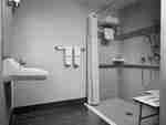 Bagno attrezzato per ospiti con disabilità con doccia ad accesso facilitato