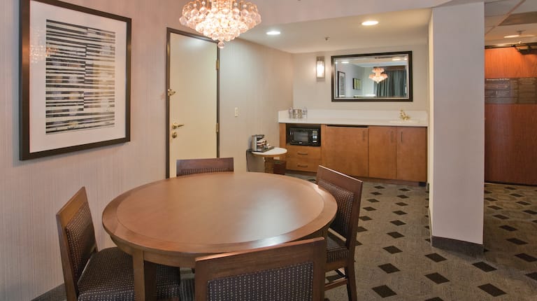King Whirlpool Suite Dining Area