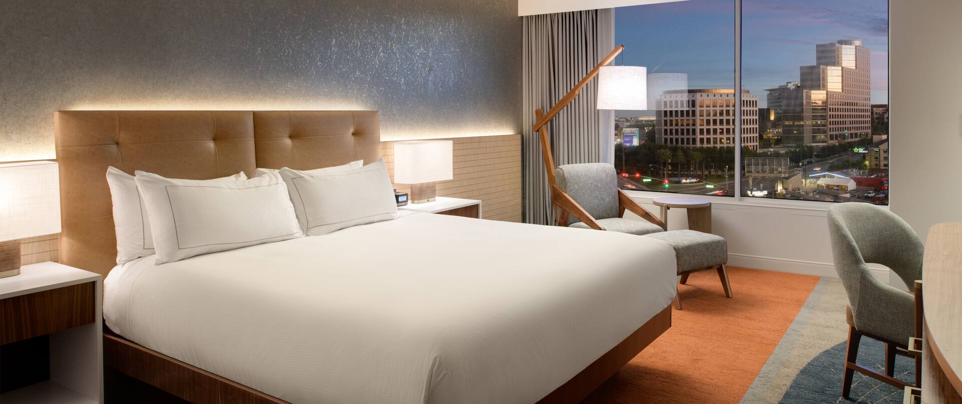 Dormitorio con cama king en una de las plantas más altas del hotel