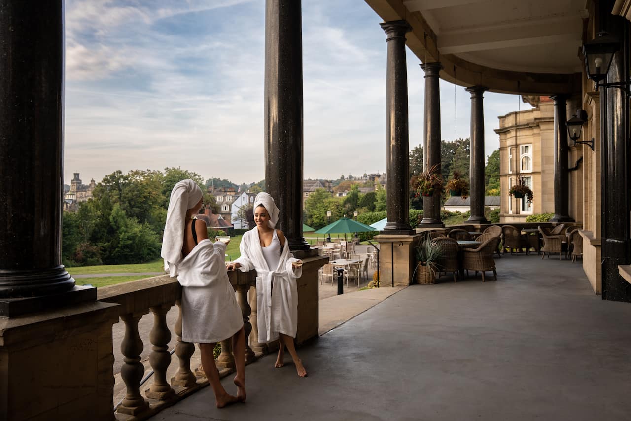 Femmes savourant des boissons au Harrogate Spa