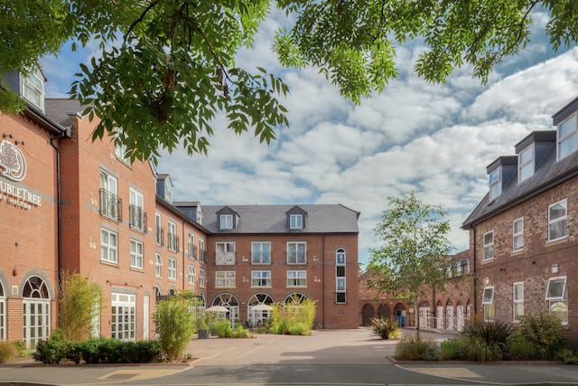 Cliché de l'entrée principale et du parc de stationnement