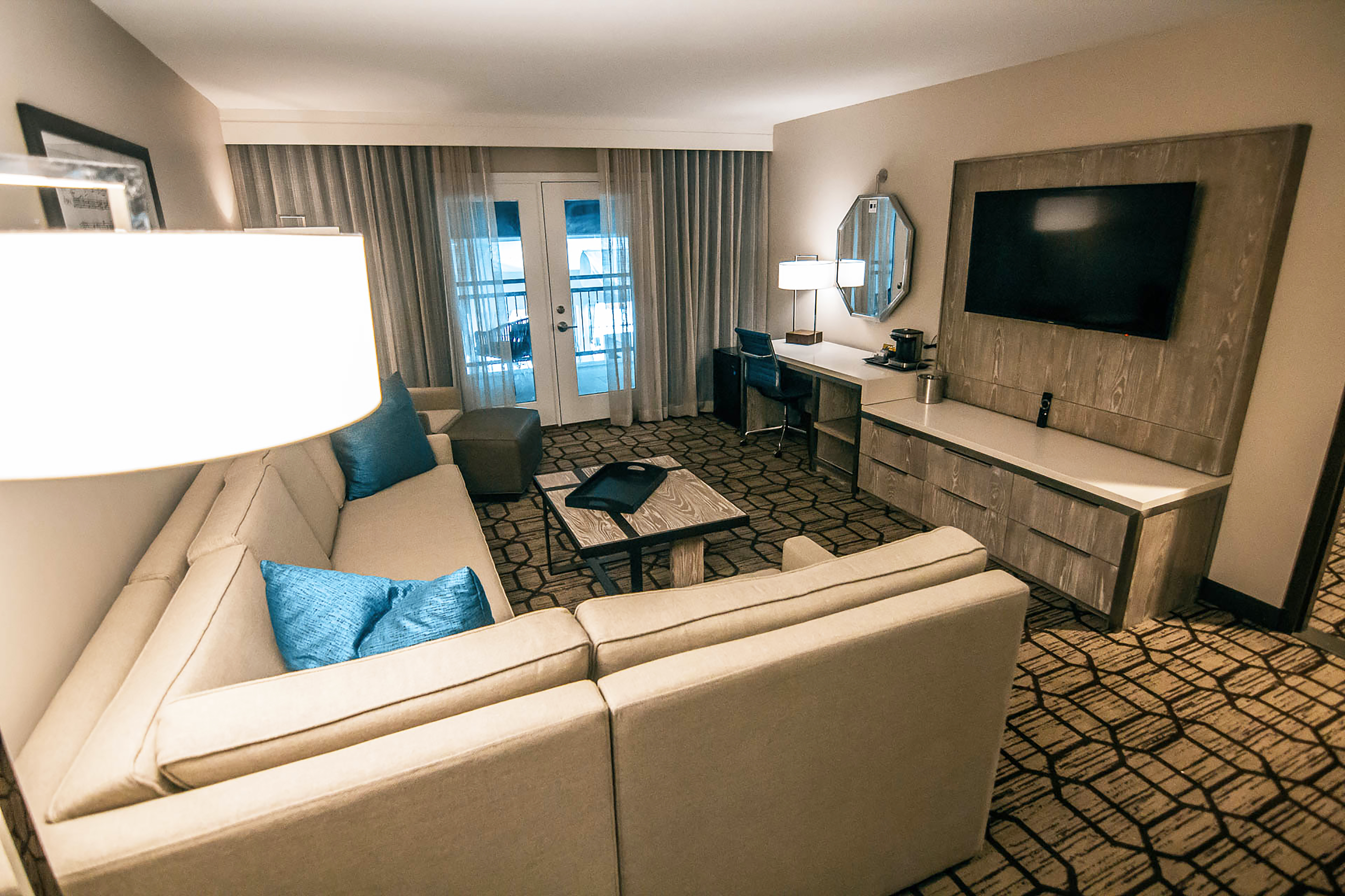 guest suite lounge area, tv