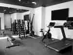 Fitnesscentrum met een verscheidenheid aan fitnessapparatuur