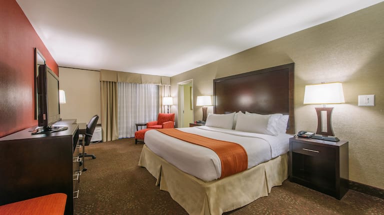 King guestroom with TV and desk