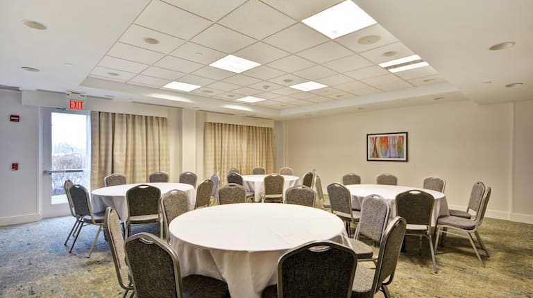 Hudson Room with Round Table Seating