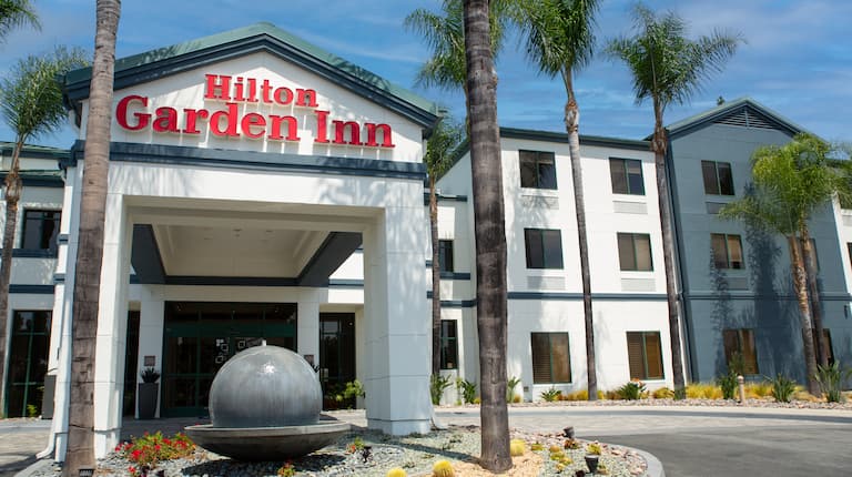 Hotel entry and porte cache.