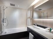 Twin Hilton Guestroom - Vanity and Tub
