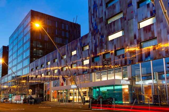 Eksterior Hotel di Malam Hari