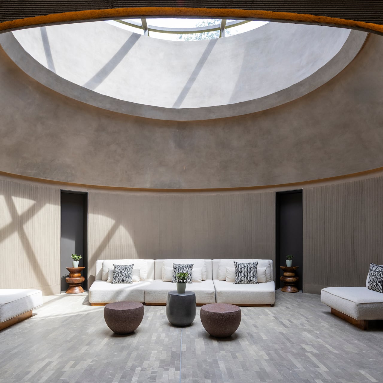 Tavan aydınlatmalı spa lounge