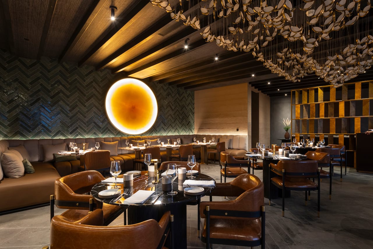 Geniş ışık duvarlı fikstür ile La Finca oturma düzeni