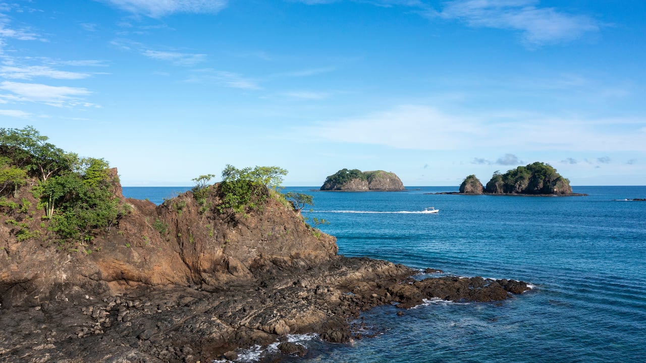 Arka planda adalarla sahil varsa çekim yapın