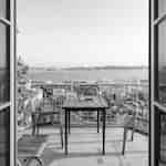 客房阳台休息区可欣赏城市景观