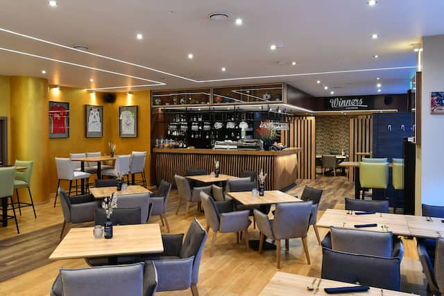 Restaurant et bar avec tables et chaises.