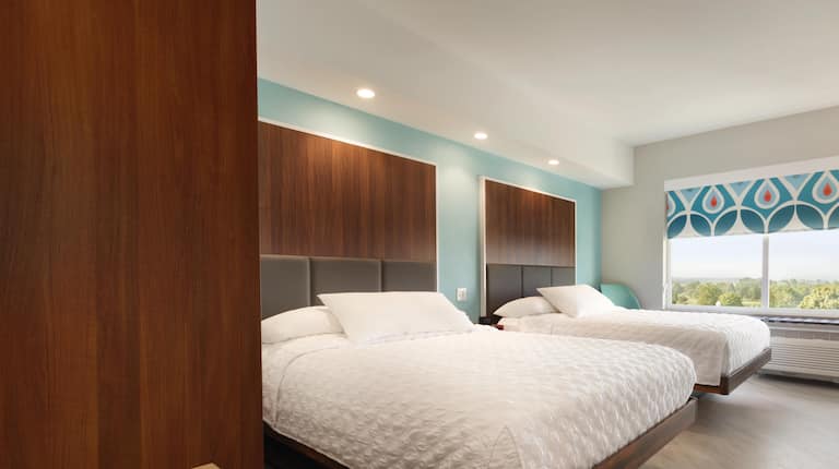 2 Queen beds in room with TV