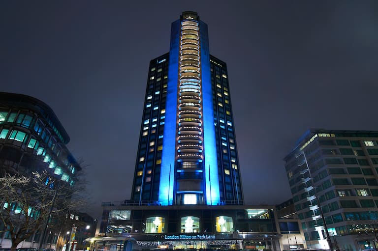 Fachada del hotel de alta altura por la noche