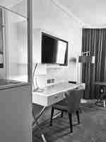 Pracovní stůl, s oranžovou židlí a lampou lite 