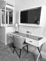 Pracovní stůl se židlí a TV