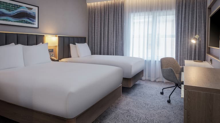 Guestroom with Two Twin Beds