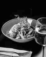 Un plato que incluye una proteÃ­na, aguacate y brotes en el restaurante Carriages.