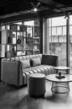 منطقة بهو مجهزة بمقاعد وطاولات مريحة