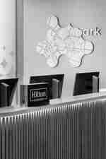 منطقة استقبال تضم لافتات الفندق وشاشاته