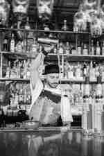 บาร์เทนเดอร์กําลังผสมค็อกเทลที่ Savage Garden