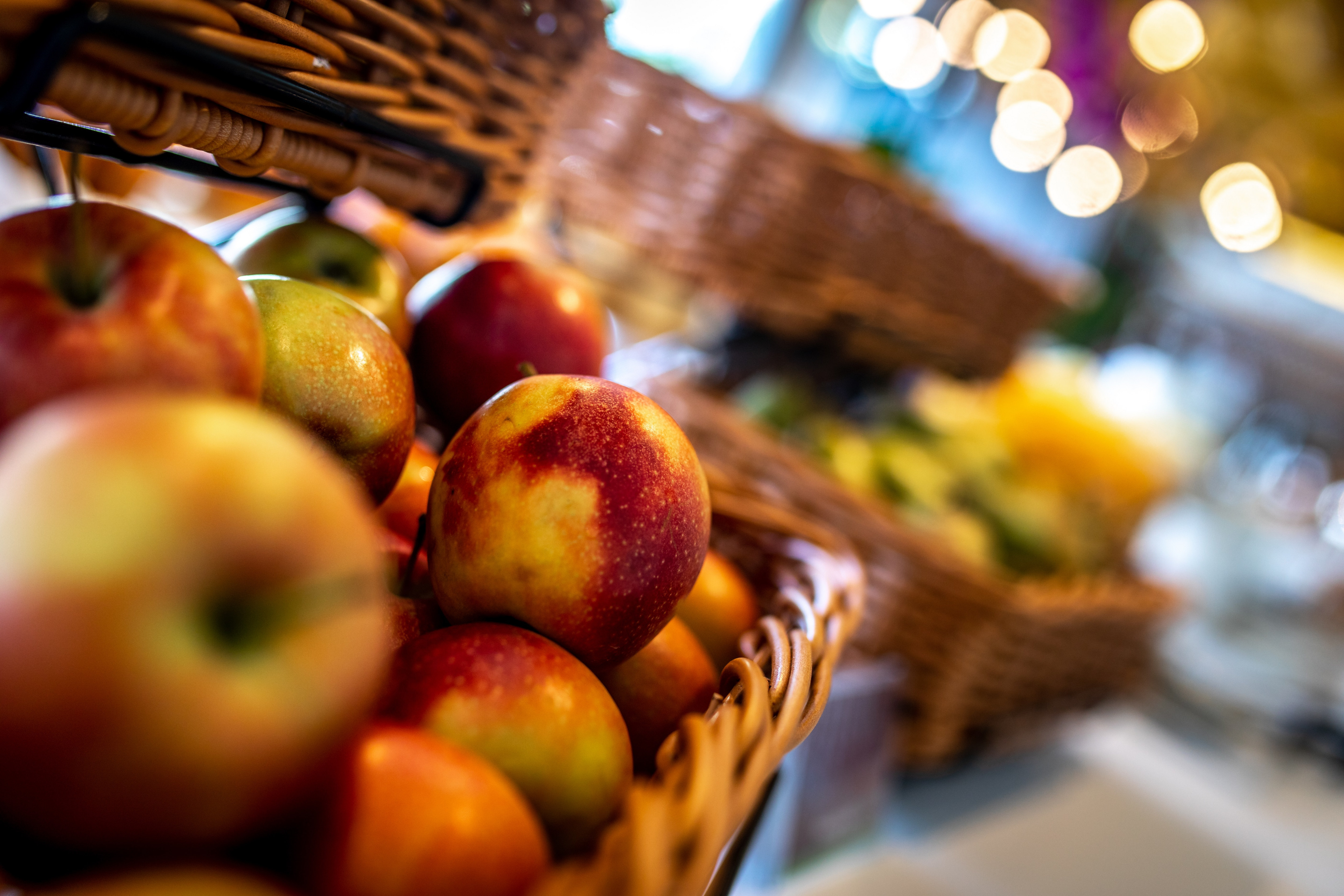 breakfast area, basket of apples
