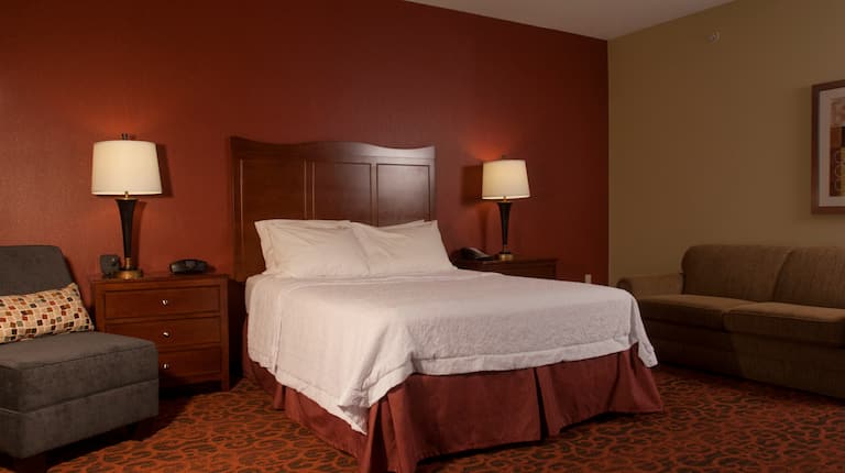 Accessible King Room with Tub & Sofa Bed