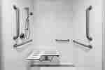 Salle de bains accessible aux personnes à mobilité réduite