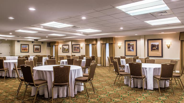Rockbridge Meeting Room With Round Tables