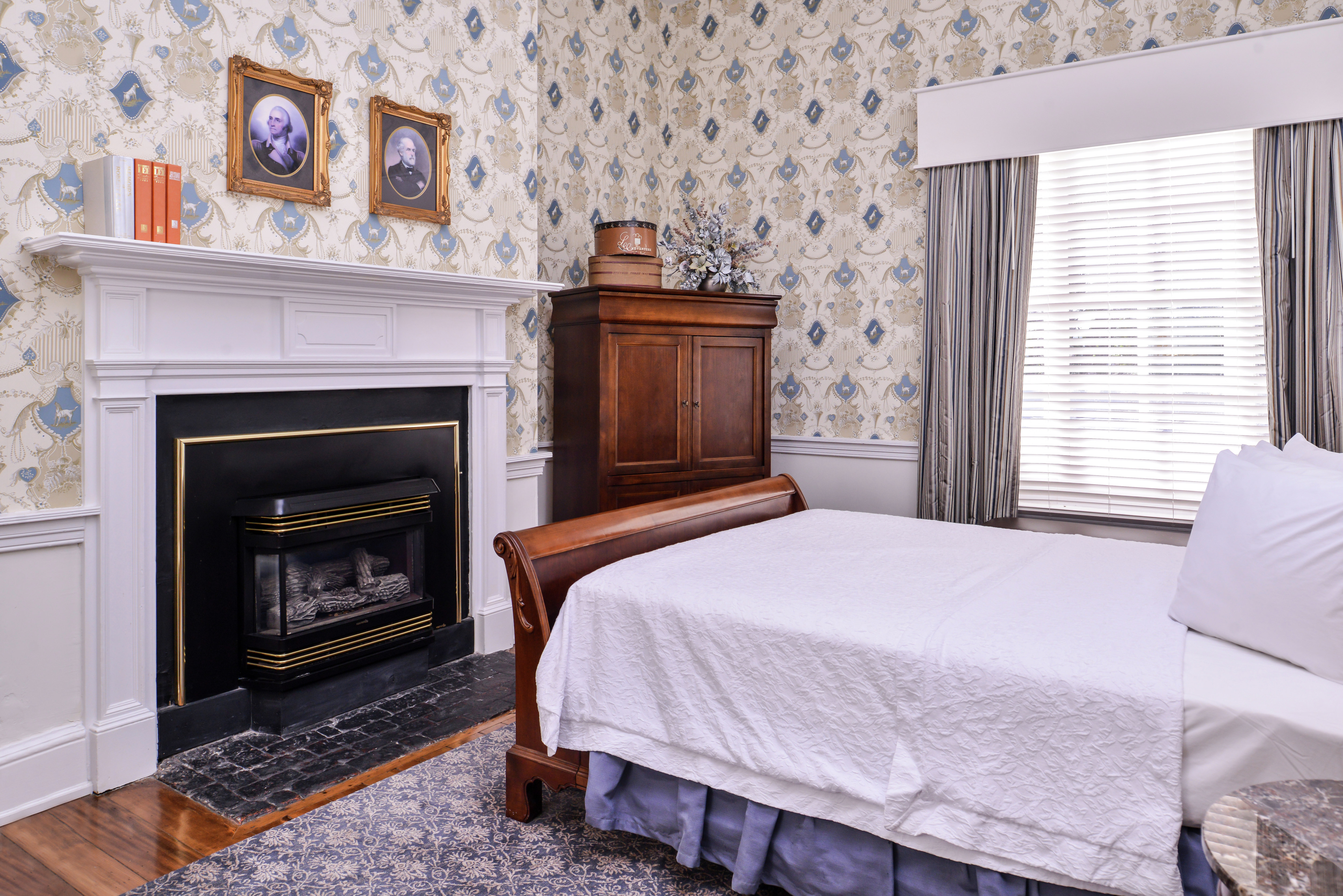 Queen Historic Room With Fireplace