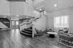 área del lobby con escalera y área de estar con mecedoras