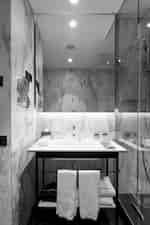 Lavamanos del baño de la habitación