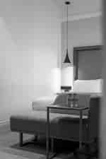 Cama y sillones de la habitación