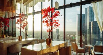 dining with skyline view