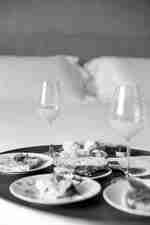 호텔 침대의 트레이에 담긴 조식 음식