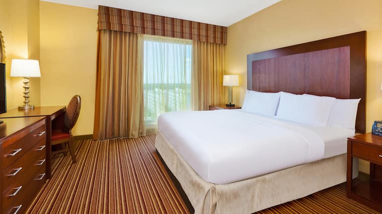 King bed room with free wi-fi and hdtv