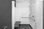 Bagno attrezzato per ospiti con disabilità con doccia ad accesso facilitato