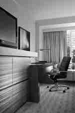 Pokoj s pracovním stolem, televizí, pohovkou a výhledem ven