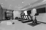 Fitness center con attrezzature cardio e pesi gratuiti