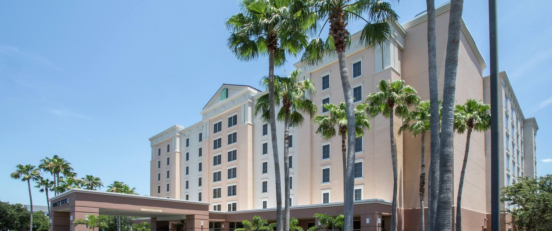 Fachada del hotel con palmeras
